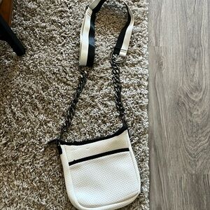 Great white Crossbody purse with 2 amazing straps .